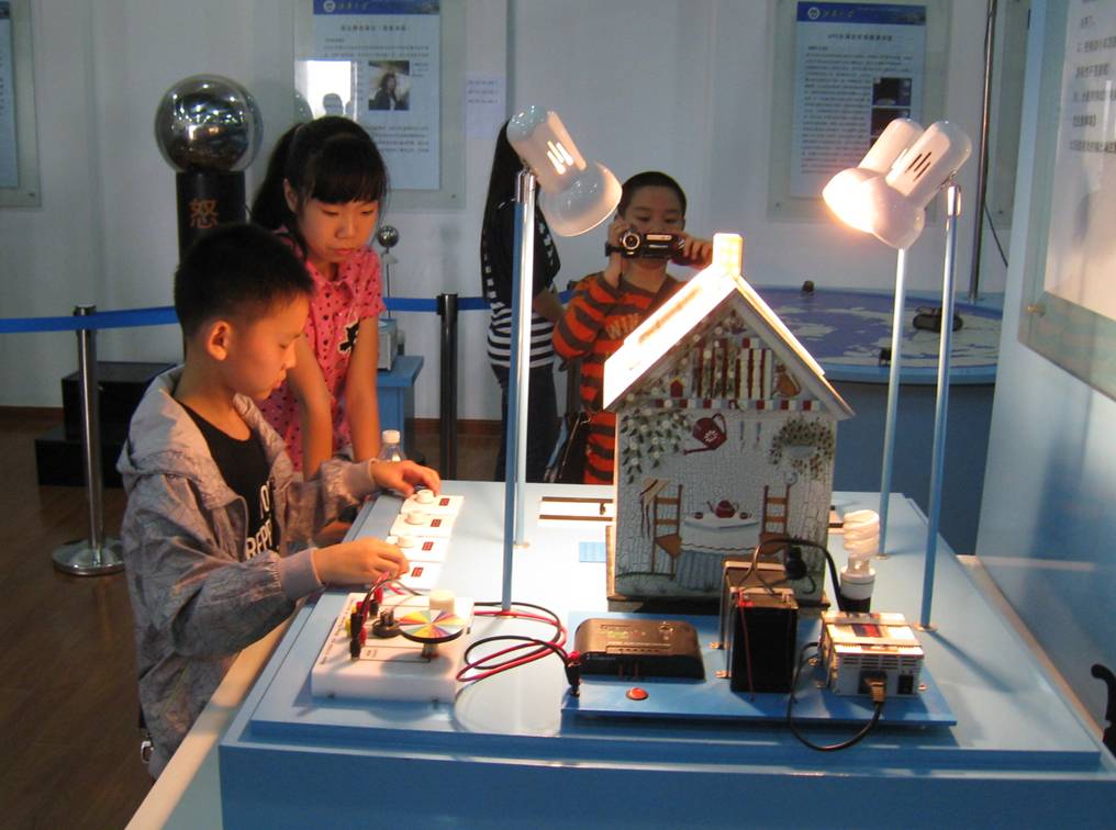 无锡金桥实验学校学生参观我院科学素质拓展中心
